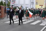 Orkiestra i mażoretki prowadzą pochód